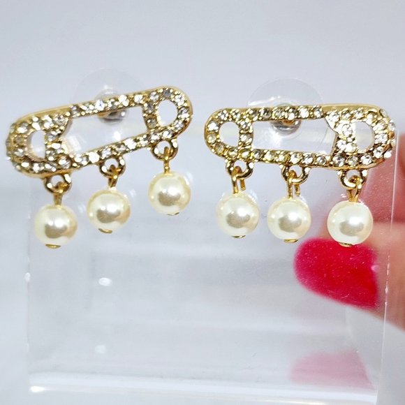 Betsey Johnson Diaper Pin Pearl and Rhinestone Accent Gold Pierced Earrings - Picture 1 of 11